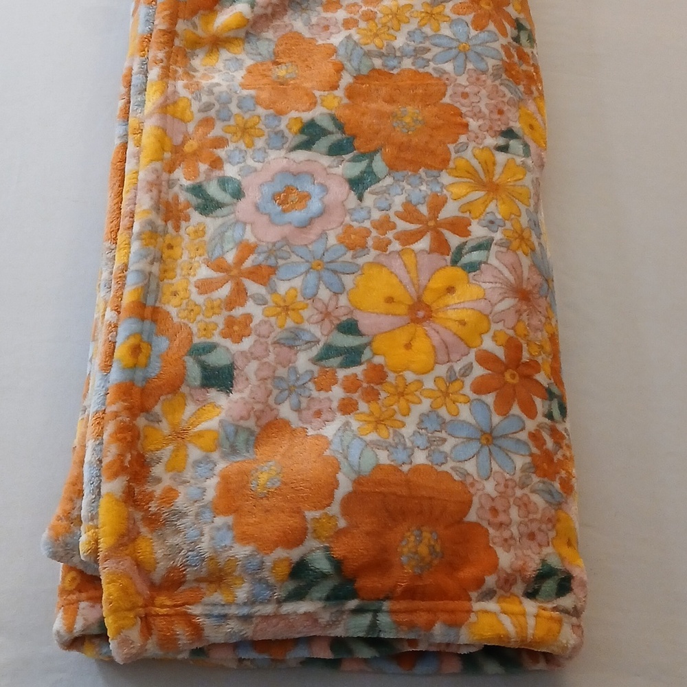 RACHEL Rachel Roy Floral Plush Throw - Picture 7 of 11